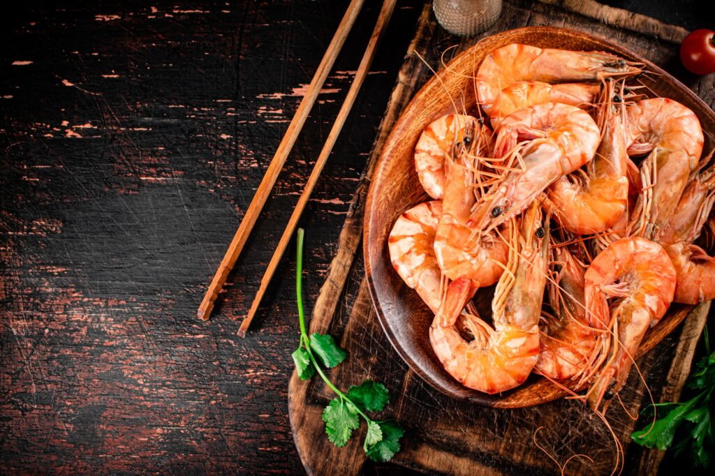 Boiled shrimp in a wooden plate.